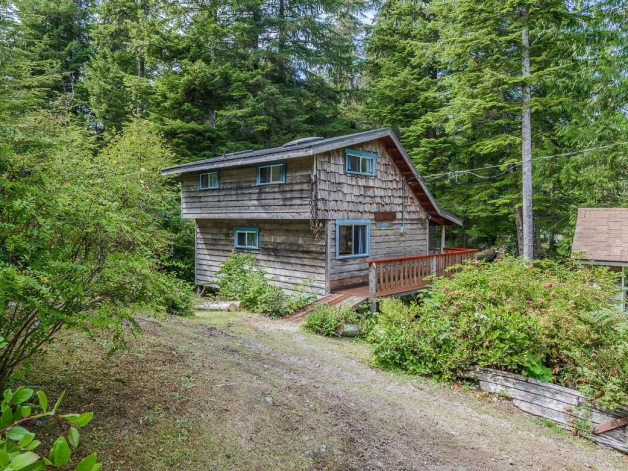Woods End Landing Hotel Bamfield Room photo